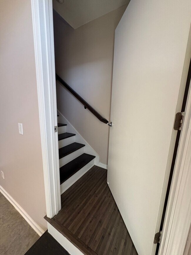 Building Photo - Beautiful 1 bedroom Modern Townhome