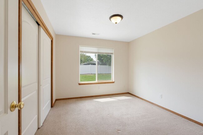Building Photo - 3 Bedroom Home with a 3 Car Garage in Deer...