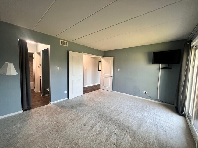 Building Photo - 6443 Clarendon Hills Rd