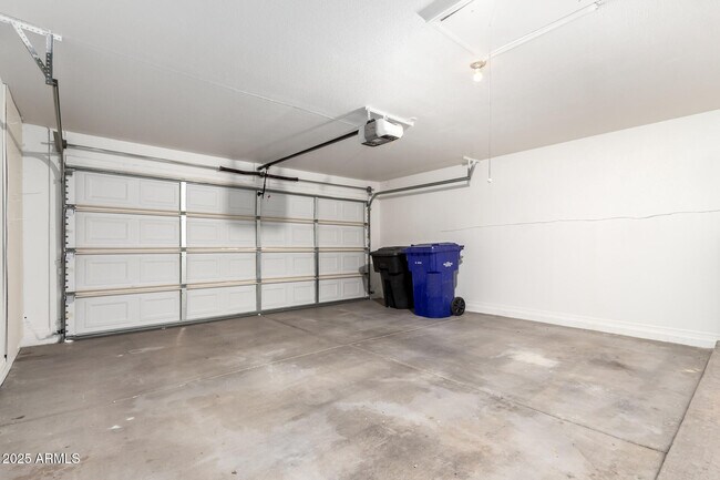 Building Photo - 538 W Silver Creek Rd