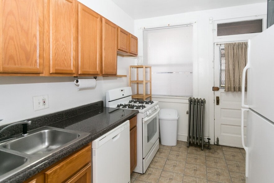 Primary Photo - 3522 N Broadway