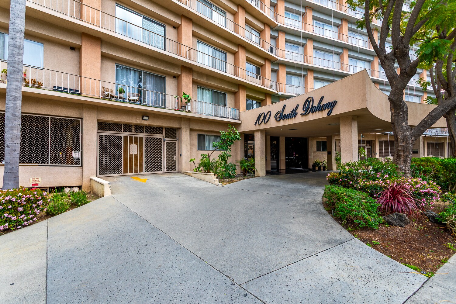Building Photo - 100 S Doheny Dr