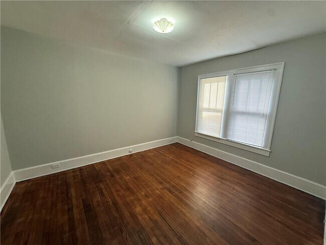 Building Photo - 254 Tuttle Ave