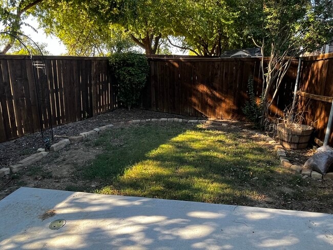 Building Photo - 1600 Knight Trail