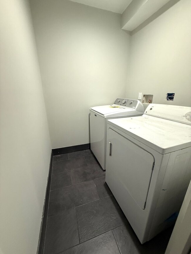 Building Photo - 3 bed 2.5 bath townhome - New Renovation