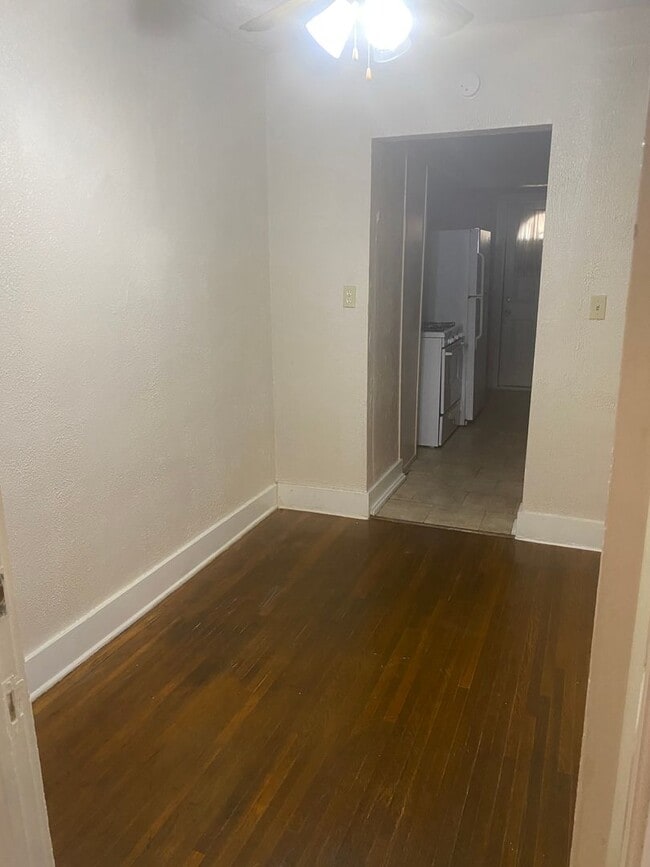 Building Photo - 2 bed 1 bath for lease near downtown