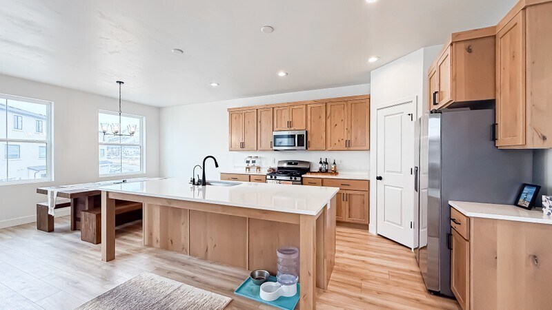 Building Photo - 888 W 540 S