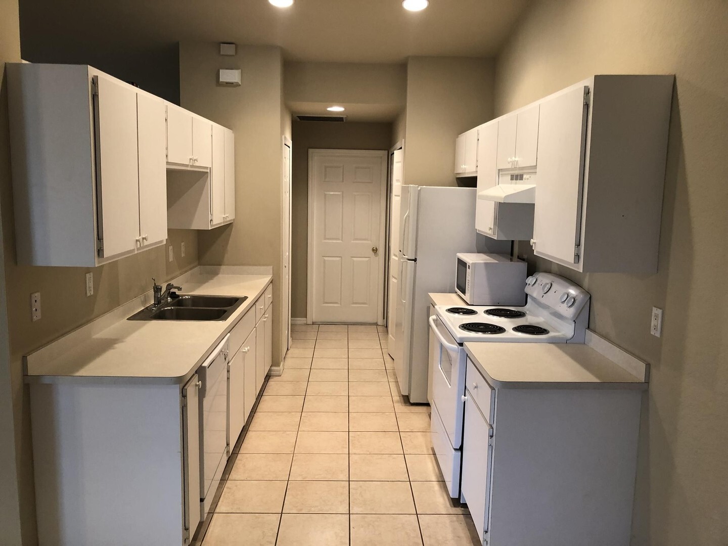 Building Photo - 3 bedroom 2 bathroom single family home
