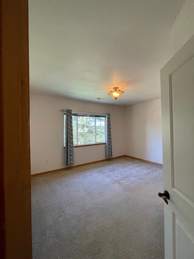 Building Photo - Spacious 3-Bed Home with Private Baths