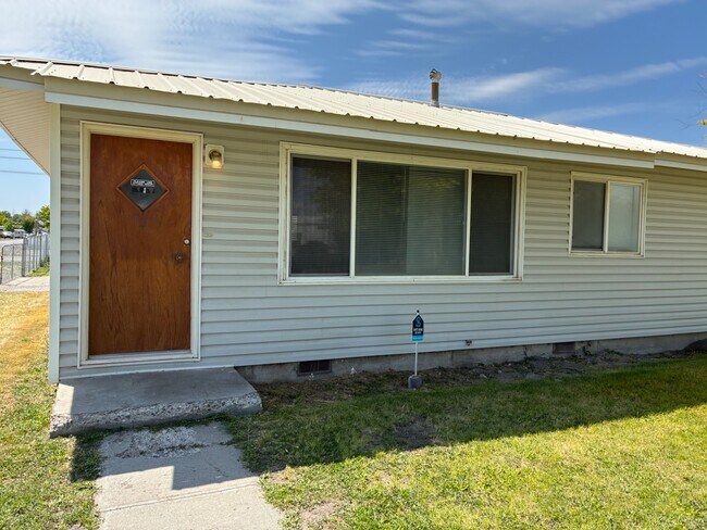 Primary Photo - 658 Oriental Ave