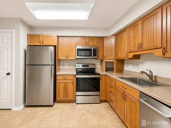 Building Photo - 2112 Sayre Dr