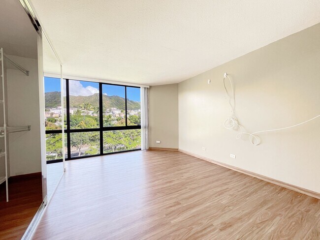 Building Photo - Downtown Living at Royal Queen Emma! 2 PAR...