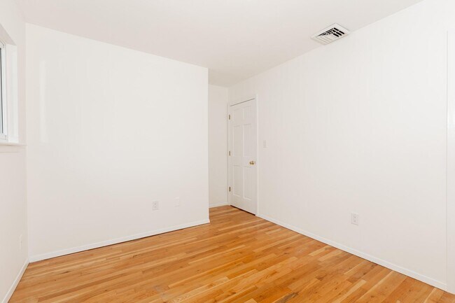 Building Photo - 520 Hyman Ave