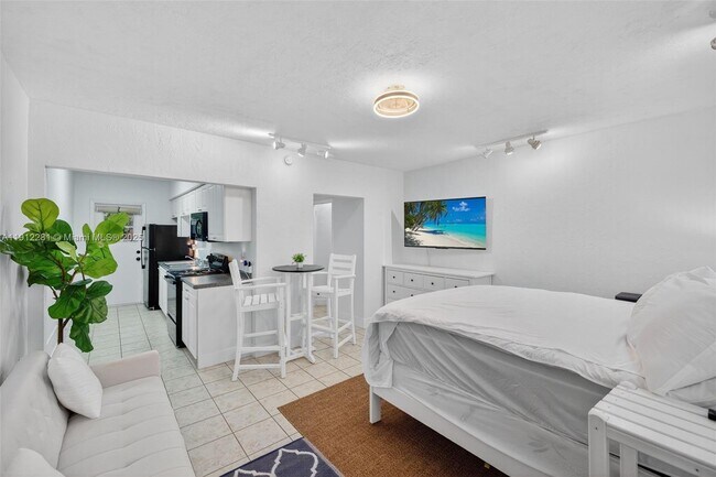 Building Photo - 820 N Ocean Blvd