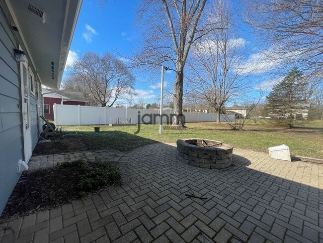 Building Photo - 635 Yacavona St