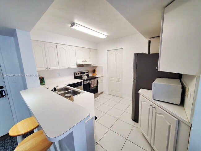 Building Photo - 2642 Collins Ave