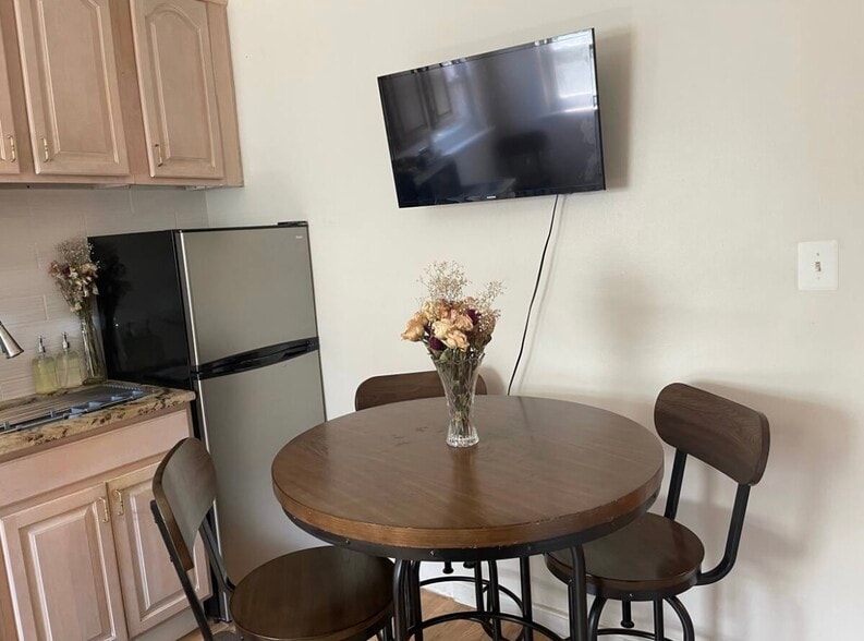 Living room/Kitchen - 8020 Grand Central Pky