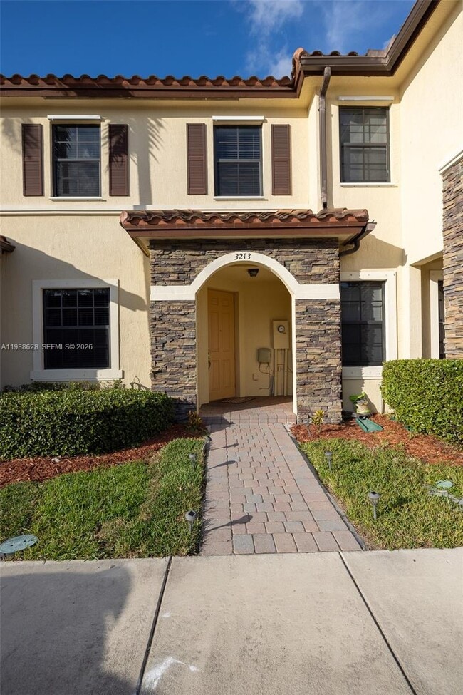 Building Photo - 3213 SE 6th St