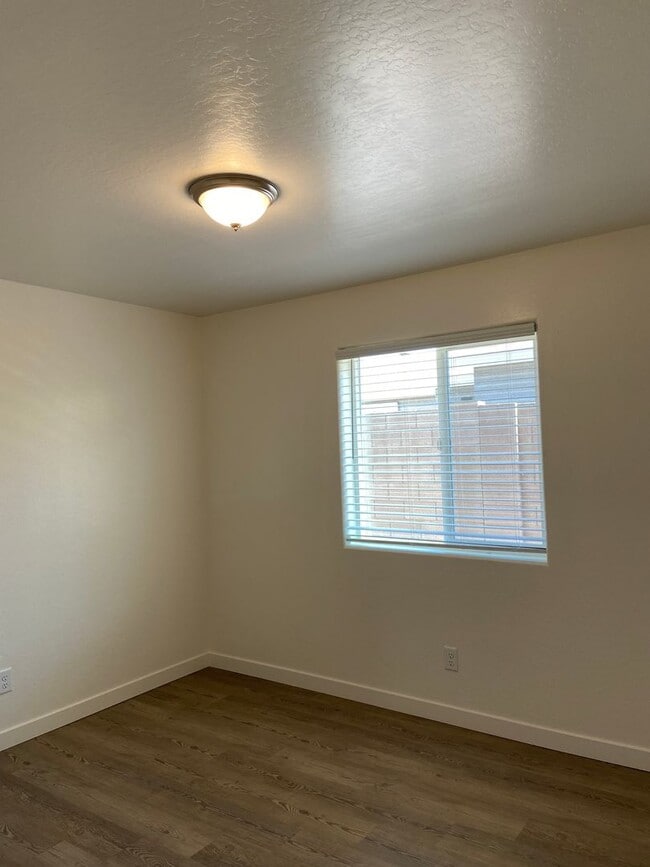 Building Photo - 2 bedroom 1 bath unit available