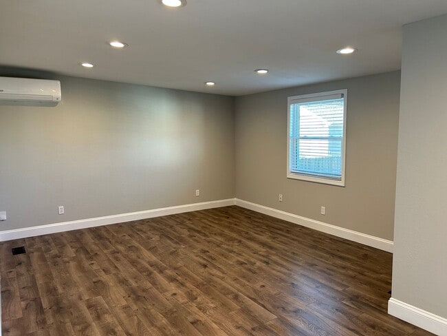 Building Photo - Modern Renovation in Sought-After Area