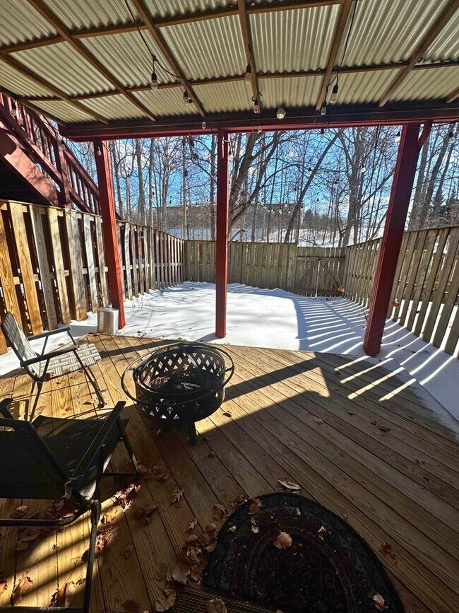 Building Photo - Well-Located 3BR, 2-Full, and 2-Half Bath Townhouse w/ One-Car Garage in Sterling, VA