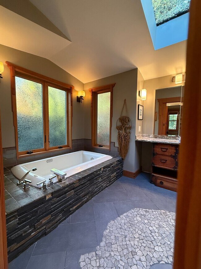 Building Photo - 10809 SE 17th St