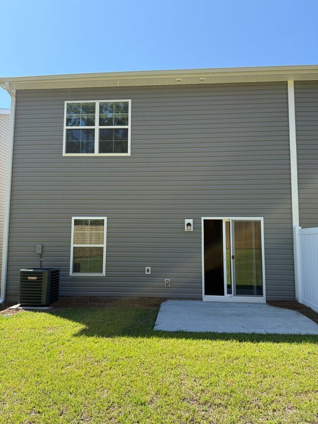 Building Photo - Lexington Townhouse - Call Lexington office for information 803-359-0793