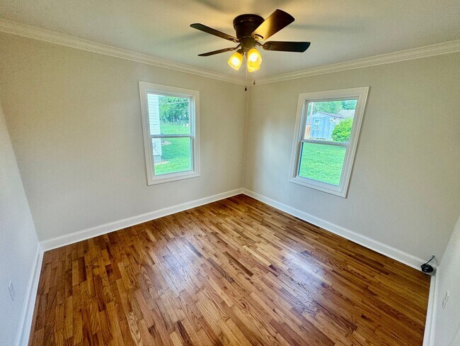 Building Photo - Freshly Renovated in Athens City! Lawncare included!