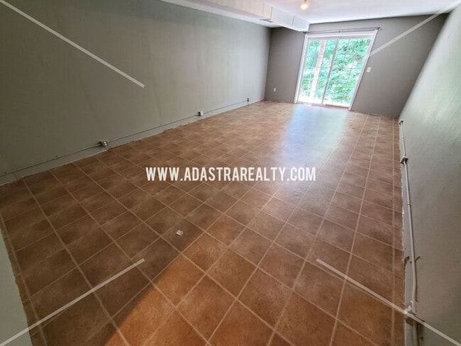 Building Photo - Spacious Townhome in Piper School District...