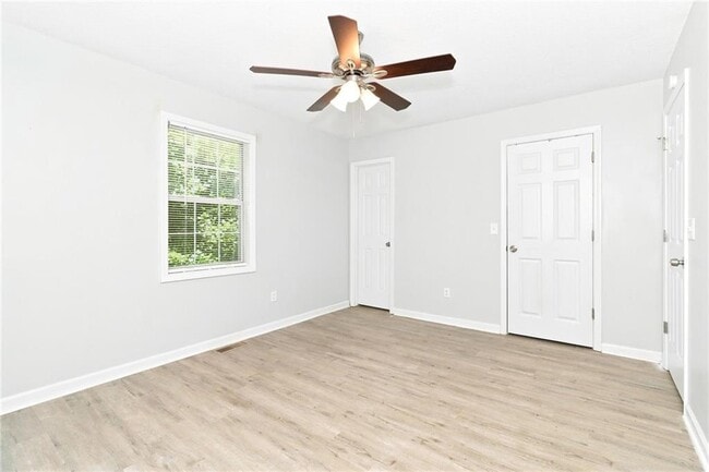 Building Photo - 229 Hampton Dr