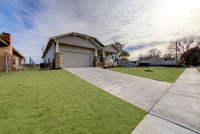 Building Photo - Move In Special! 4/2.5/2 Near Downtown!