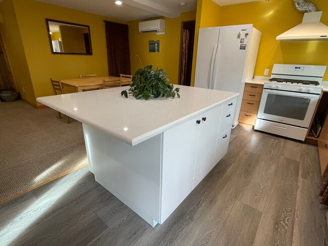 Building Photo - Lovely Furnished Honeymoon Bay Apartment!
