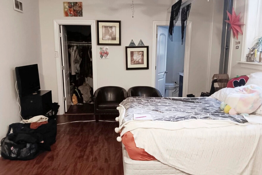 Building Photo - 2127 N Dayton St