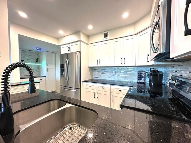 Building Photo - 1350 River Reach Dr