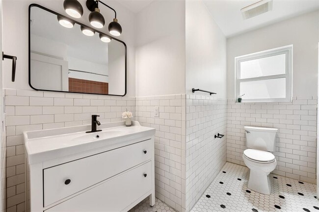 Building Photo - 2606 W 48th St