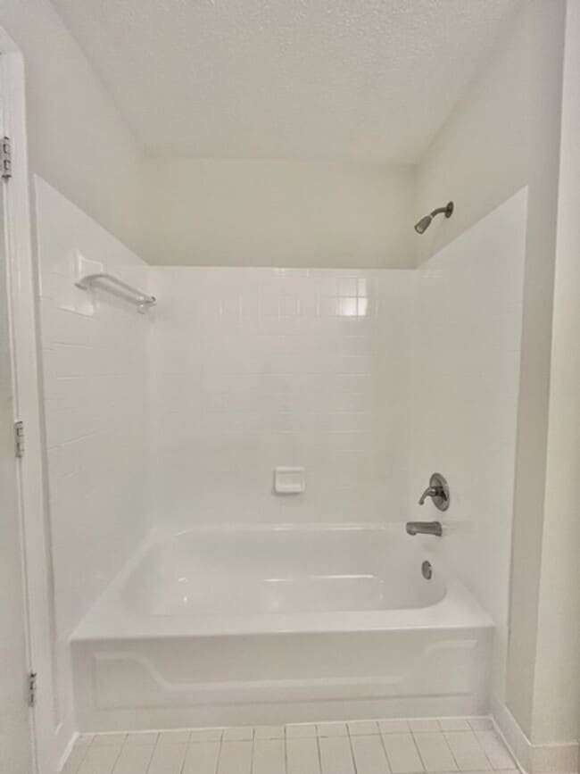 Building Photo - Beautiful 3 BR 2 BA condo in sought after Crown!