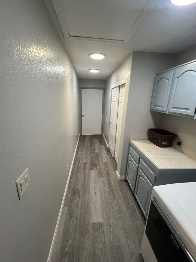 Building Photo - A Fabulous 2 Bedroom Single story Townhome Close to UNLV and Airport