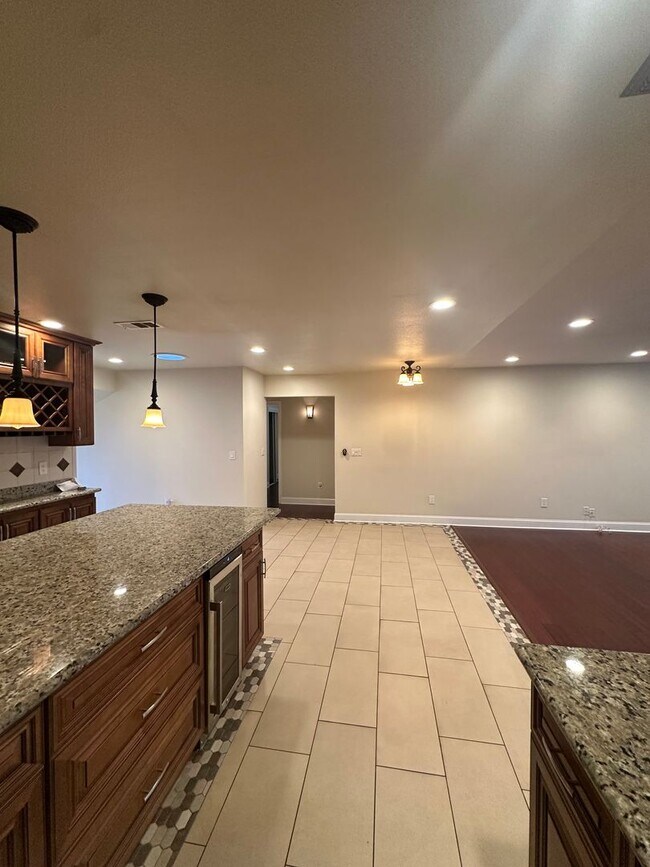 Building Photo - Gorgeous, 3 bedroom, 2.5 bath home, ready for move in