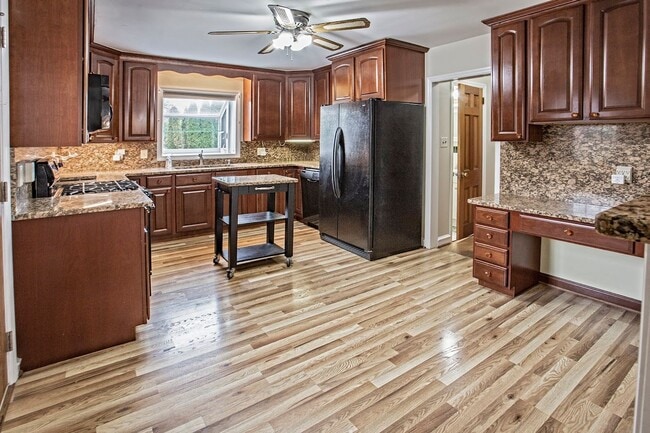 Building Photo - Lovely Colonial Home in Sharpley