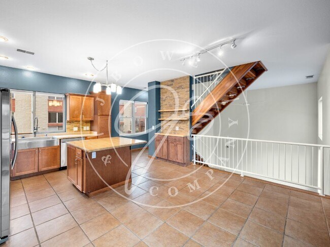 Building Photo - "Elegant and Spacious 3-Bedroom home on 4 levels in the heart of Downtown Toledo with amazing vie...