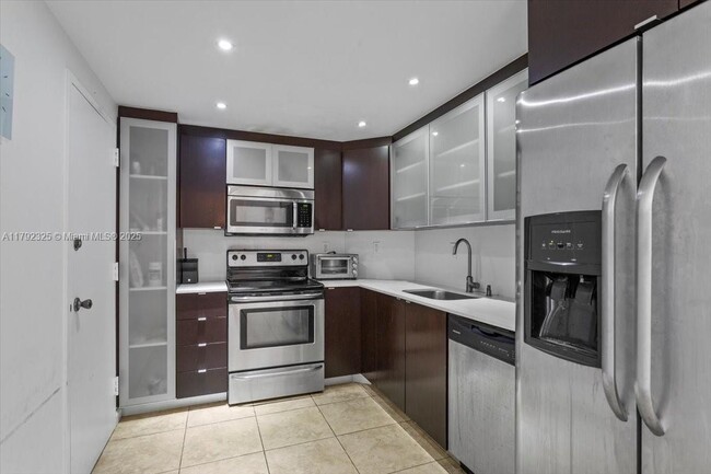 Building Photo - 500 Bayview Dr
