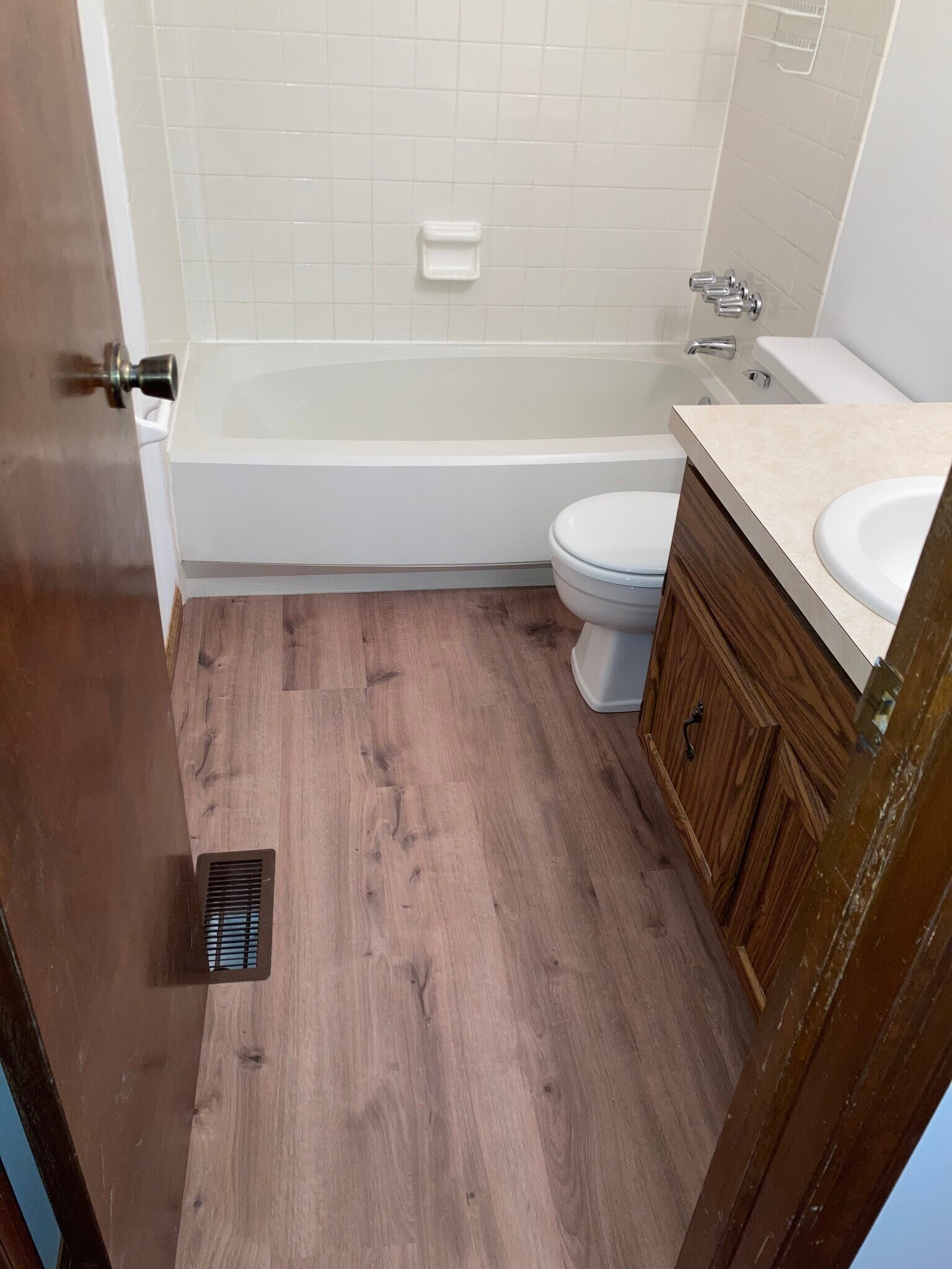 Full bath - 23 Hedgerow Ln