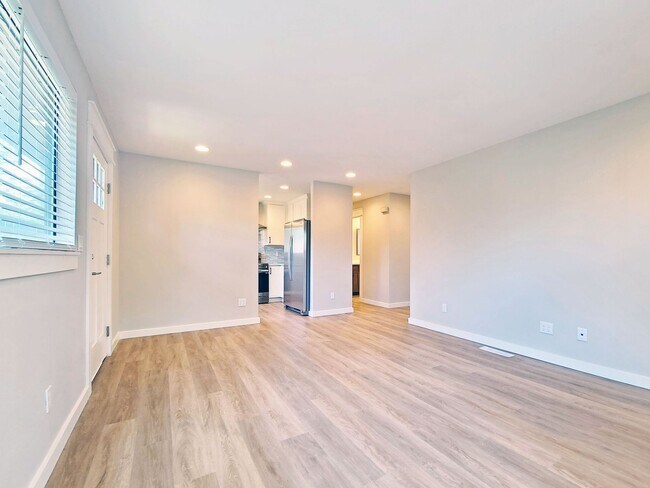 Building Photo - 2031 SE Ivon St