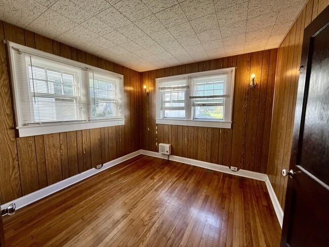 Building Photo - 313 W Allen St