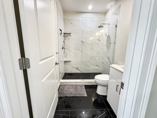 Building Photo - 40 Waverly St