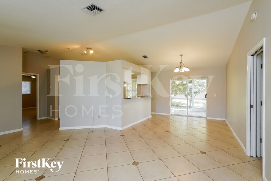 Building Photo - 8441 Bahamas Rd