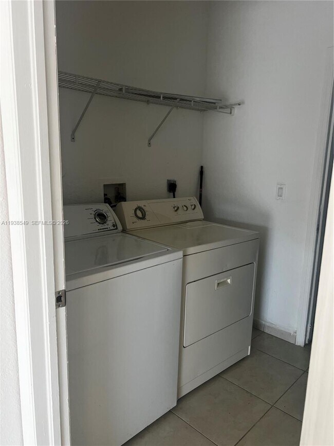 Building Photo - 1304 SE 7th Ct