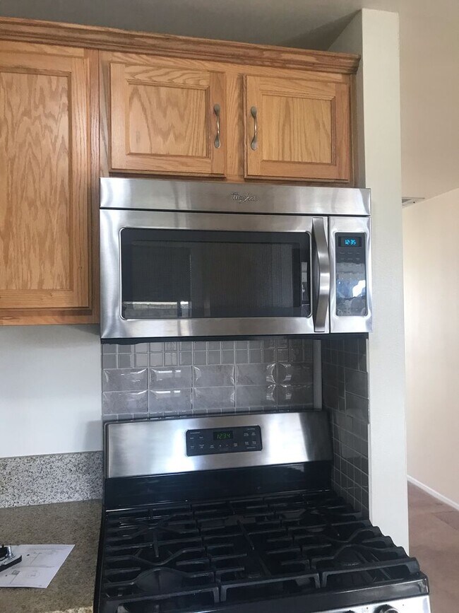 Building Photo - Unbeatable Charm in Camarillo's Colony