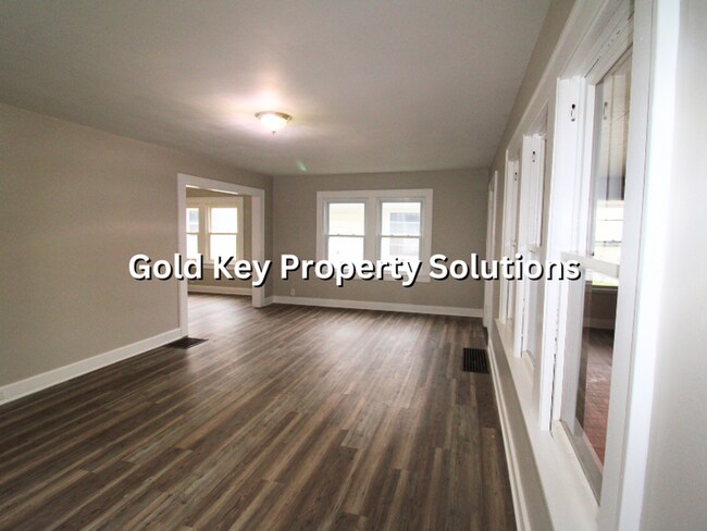 Building Photo - Updated 2 BR 1 BA House with Central Air and Garage (SECTION 8 APPROVED)