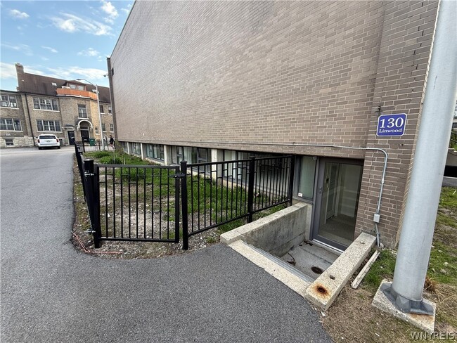 Building Photo - 130 Linwood Ave